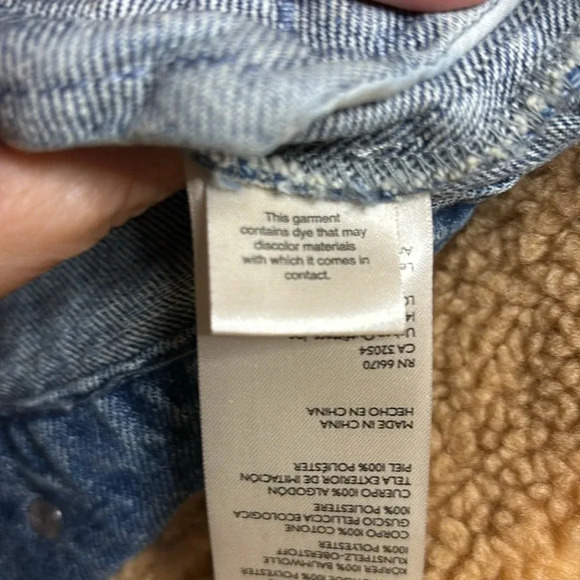 NWT women’s FREE PEOPLE blue denim jacket with faux fur trim size small - Picture 4 of 9